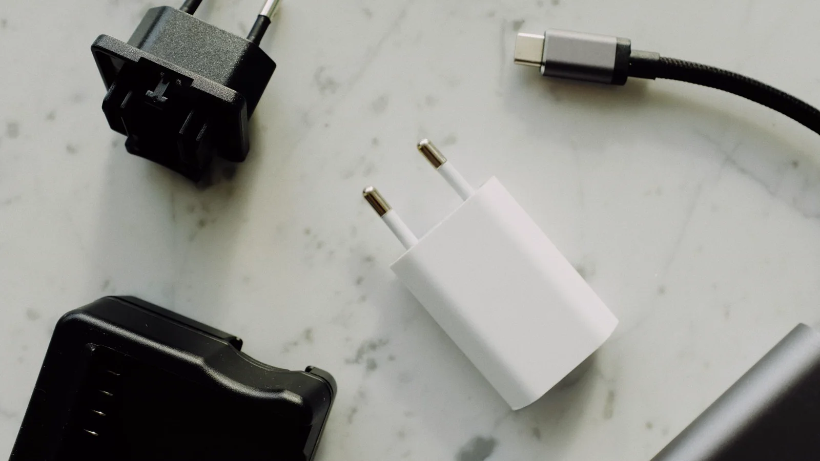 Neutralne ładowarki sieciowe i przewód USB-C na jasnym blacie