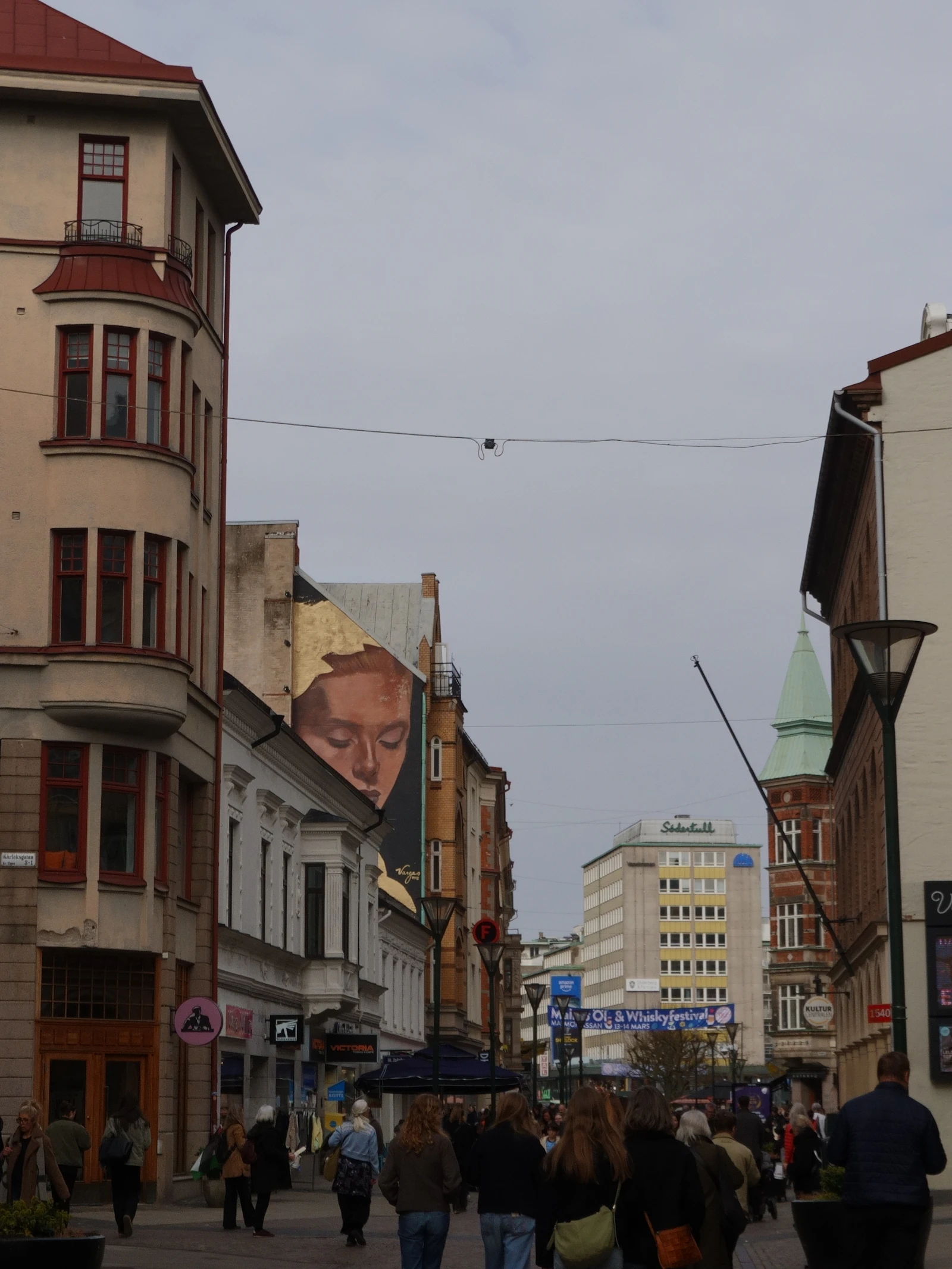 Miejska ulica z ludźmi w codziennym ruchu